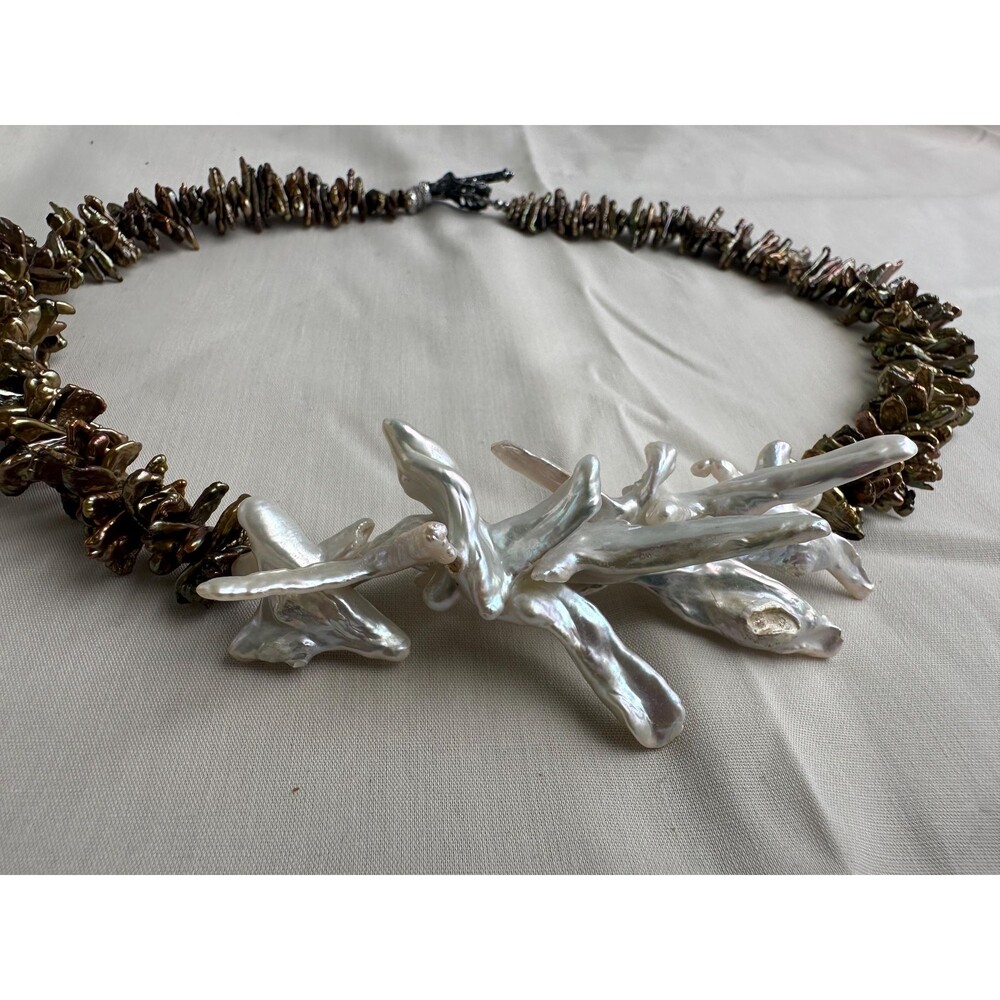 Green Biwa pearl necklace, textured white baroque choker, bronze toggle clasp - Picture 14 of 16